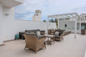 Luxury duplex penthouse with 3-bedrooms and amazing views available for long term rent!