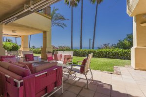 Exquisite and stylishly renovated Apartment with Direct Beach Access