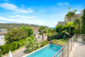 Amplio cinco dormitorios, Villa situado en el exclusivo Los Arqueros Golf Resort en Benahavís