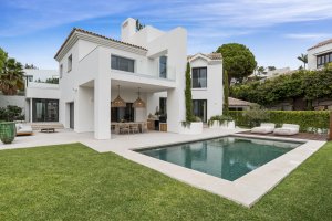 Exclusiva villa de 4 dormitorios completamente renovada en La Alquería, Benahavís