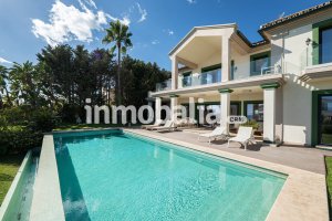 Exceptional Luxury Villa with Panoramic Views in Selwo, Estepona