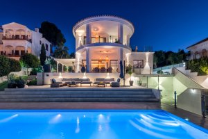 Villa exclusiva con estilo de vida de golf y vistas panorámicas en La Cala Golf.