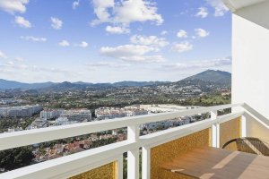 Apartamento panorámico de 2 dormitorios en Nueva Andalucía con vistas al mar y a la montaña