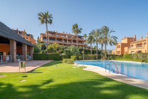 GROUND FLOOR WITH PRIVATE GARDEN IN FRONT OF BENATALAYA SCHOOL