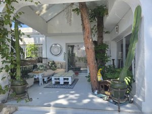 Tu refugio mediterráneo: Una obra maestra que integra el interior y el exterior. Bungalow de 3 dormitorios en Reserva de Marbella, a pocos pasos de tiendas y la playa.