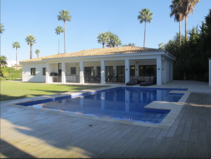 Villa moderna de lujo en Sotogrande Bajo: diseño contemporáneo, piscina climatizada y máxima privacidad