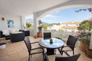 Luminoso Apartamento Orientado al Sur con Vistas Panorámicas a la Montaña y al Mar