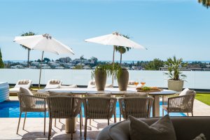 Villa moderna con vistas al mar, al golf y a la montaña en La Alquería