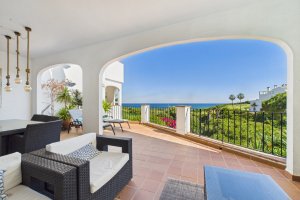 Apartamento en primera línea en planta baja con vistas al campo de golf y al mar.