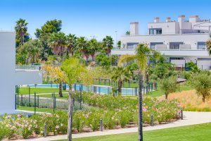 Nuevo apartamento orientado al suroeste de dos dormitorios situado en la comunidad cerrada codiciada Acqua Gardens, Estepona