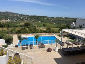 INVERSIÓN EN LA COSTA DEL SOL – Apartamento en Última Planta con Vistas al Golf y Hasta 60 Días de Uso Privado al Año