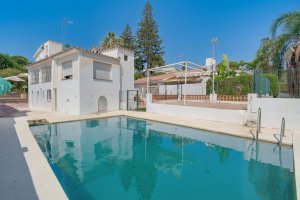 Independent villa - Reform opportunity situated in one of Nueva Andalucía's most sought-after residential areas