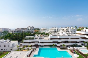 Ático contemporáneo de lujo con vistas panorámicas al mar y jacuzzi privado en la azotea, en Las Mesas, Estepona