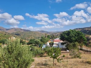 Charming Refurbished Finca with Pool & Fruit Orchard – Entrerríos, Mijas A wonderful opportunity to enjoy peaceful country living just 15 minutes from the beaches of La Cala de Mijas.