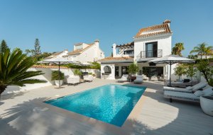 Villa for sale in Parcelas del Golf, Nueva Andalucia