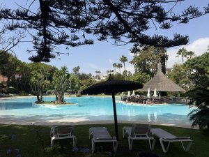 Lovely apartment with tropical garden views, mid-floor, two bedrooms to renovate in Alhambra del Golf, Guadalmina Baja