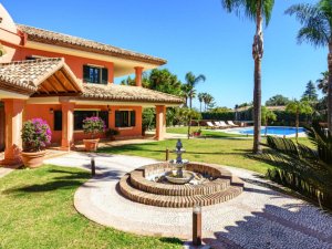 Villa en alquiler con encanto andaluz en el corazón de Marbella: 5 dormitorios y piscina